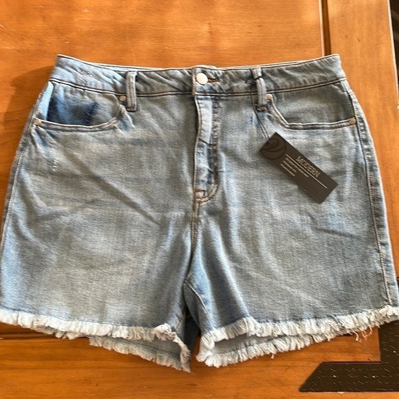 VERSONA NWT Jean Shorts Size 14 - Picture 1 of 11